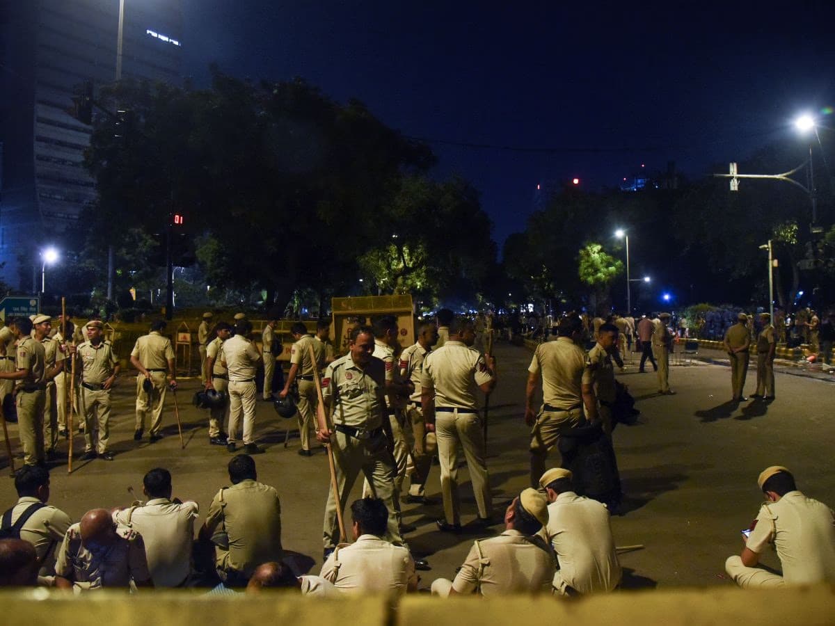 दिल्ली में संसद चलो प्रदर्शन के बाद बढ़ी सख्ती, 130 से अधिक पुलिसकर्मी और 65 छात्र घायल, 15 FIR दर्ज दिल्ली में संसद चलो प्रदर्शन के बाद बढ़ी सख्ती, 130 से अधिक पुलिसकर्मी और 65 छात्र घायल, 15 FIR दर्ज