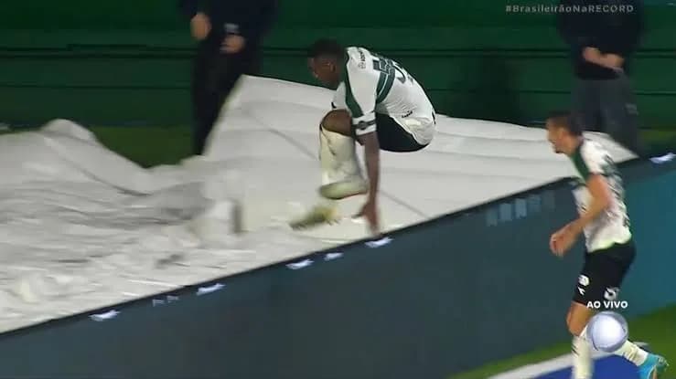 Footballer Falls Into Hole During Goal Celebration, फिर VAR ने Goal भी कर दिया रद्द Footballer Falls Into Hole During Goal Celebration, फिर VAR ने Goal भी कर दिया रद्द