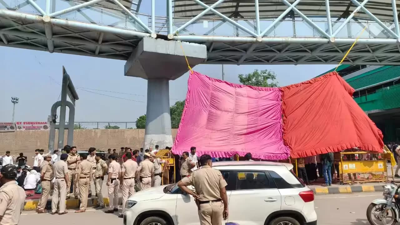 Satya Niketan Building Collapse: NSUI Protest के दौरान Delhi Police से झड़प, MCD ने दिए बड़े आदेश Satya Niketan Building Collapse: NSUI Protest के दौरान Delhi Police से झड़प, MCD ने दिए बड़े आदेश