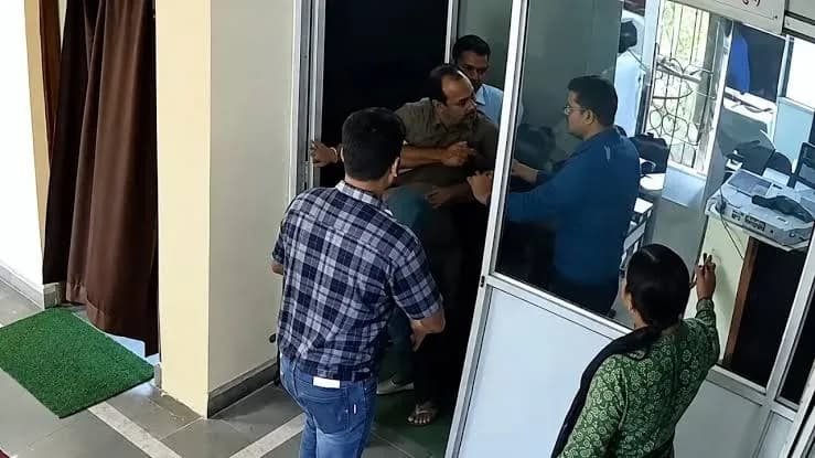 Jabalpur News: जिला पंचायत कार्यालय में महिला अधिकारी से मारपीट, CCTV में कैद घटना Jabalpur News: जिला पंचायत कार्यालय में महिला अधिकारी से मारपीट, CCTV में कैद घटना