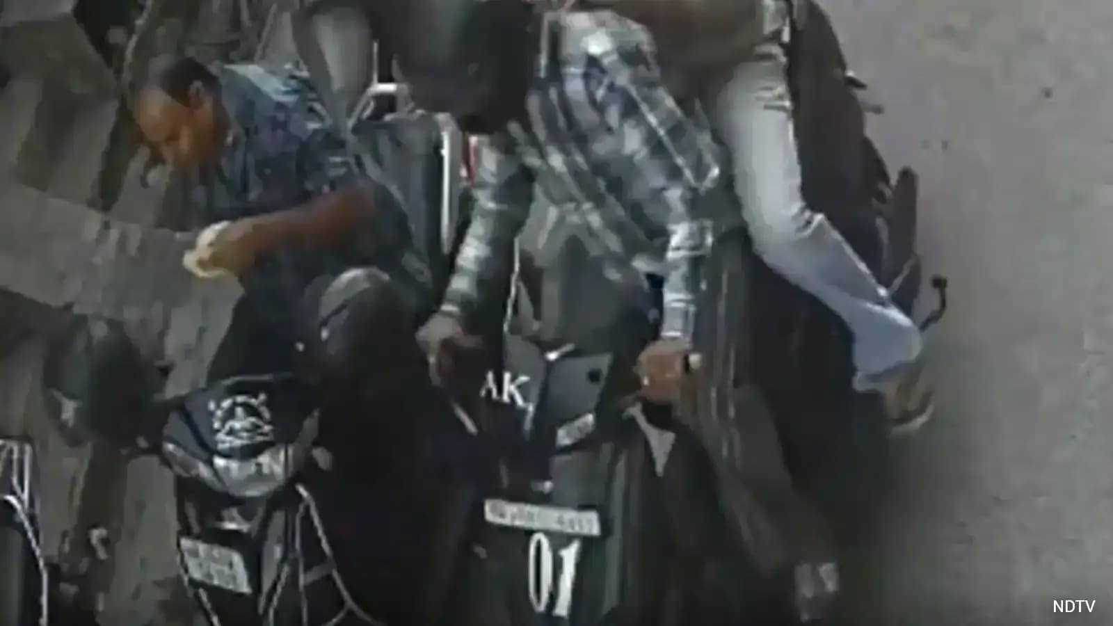 जयपुर में कचौड़ी खाते बिजनेसमैन के ₹20 लाख चोरी: हाथ में कचौड़ी लिए चोरों के पीछे भागा, CCTV वीडियो वायरल जयपुर में कचौड़ी खाते बिजनेसमैन के ₹20 लाख चोरी: हाथ में कचौड़ी लिए चोरों के पीछे भागा, CCTV वीडियो वायरल